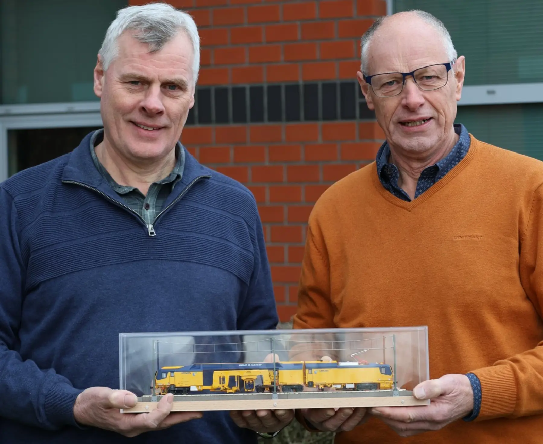 Cor en Christiaan met een miniatuur versie van de Unimat106