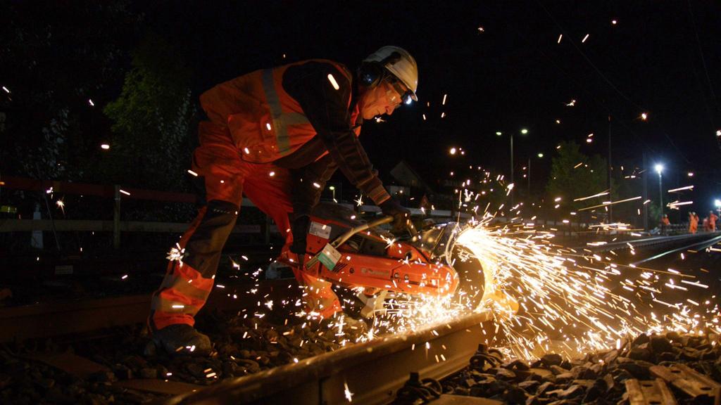 Snijden rails in Alphen aan den Rijn voor nieuwe wissel