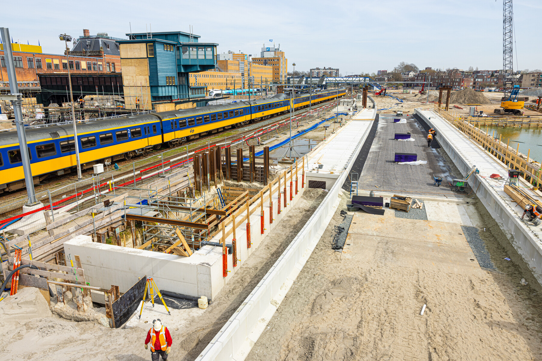 Het spoordek ligt bovenop en wordt voorbereid op de verhuizing