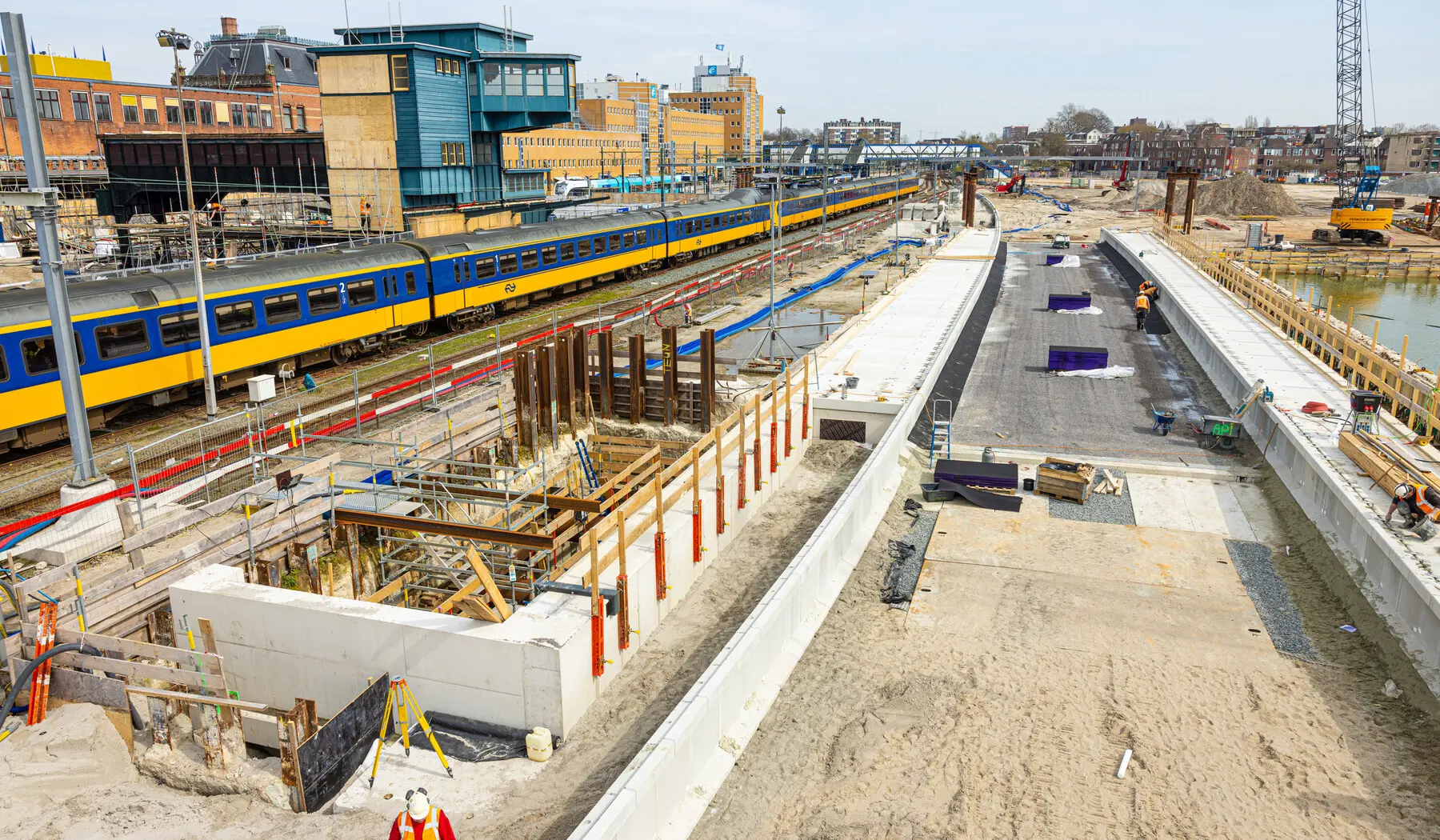 Het spoordek ligt bovenop en wordt voorbereid op de verhuizing