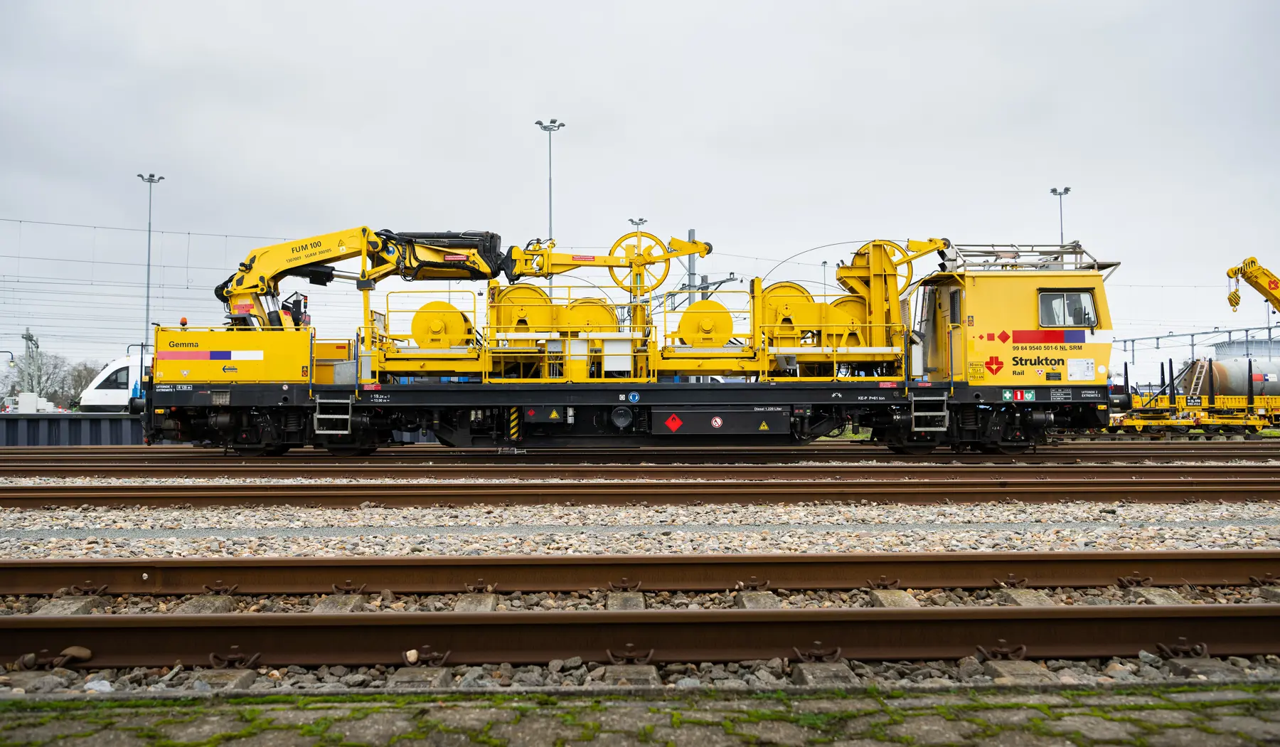 Gemma is een draadtrekmachine. Bij vernieuwing van de bovenleiding zorgt deze trein voor een mooie strakke bovenleidingsdraad.