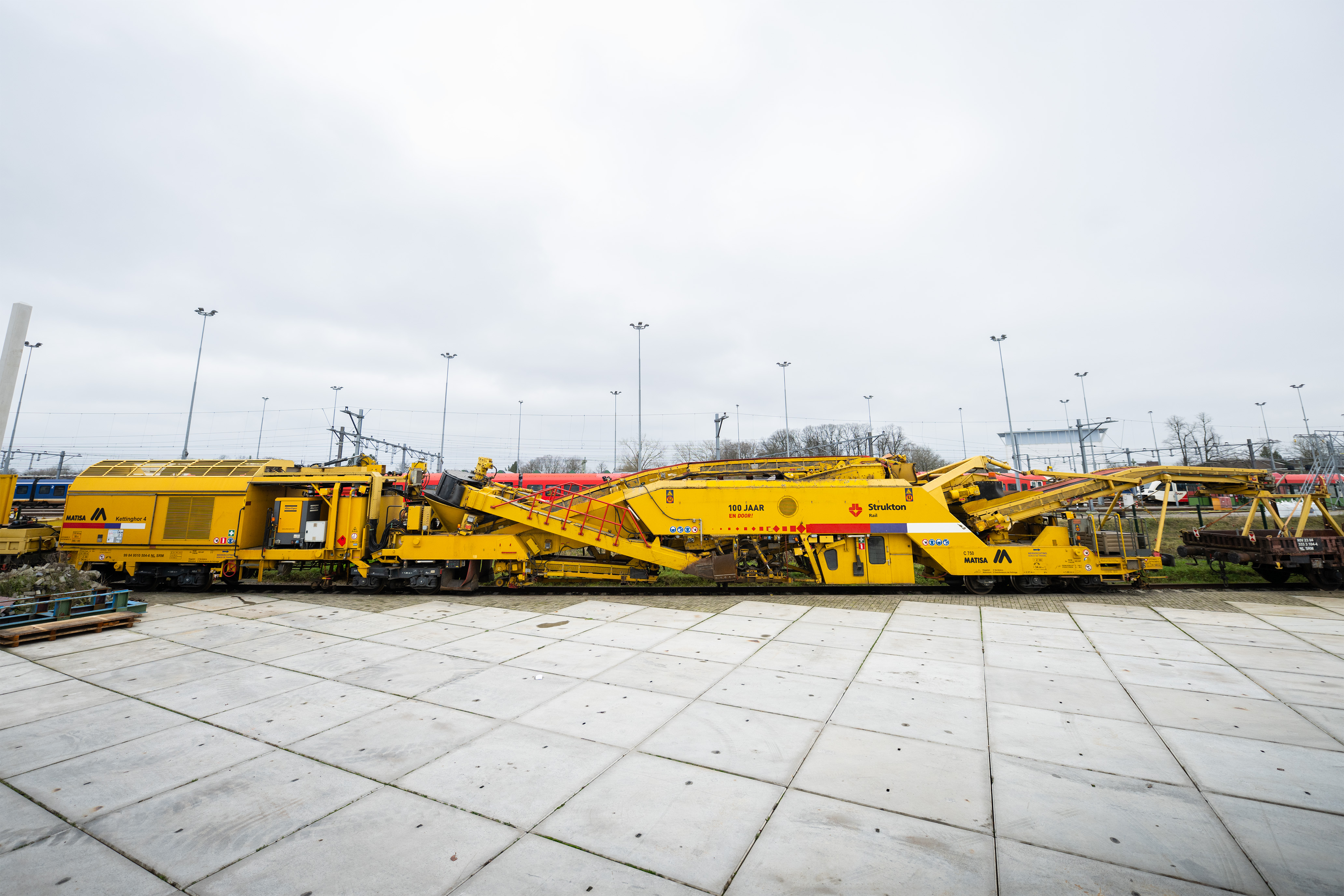 Kettinghor is een ballastvernieuwingstrein. Hij zeeft versleten- en te kleine ballast van de goede ballast. 