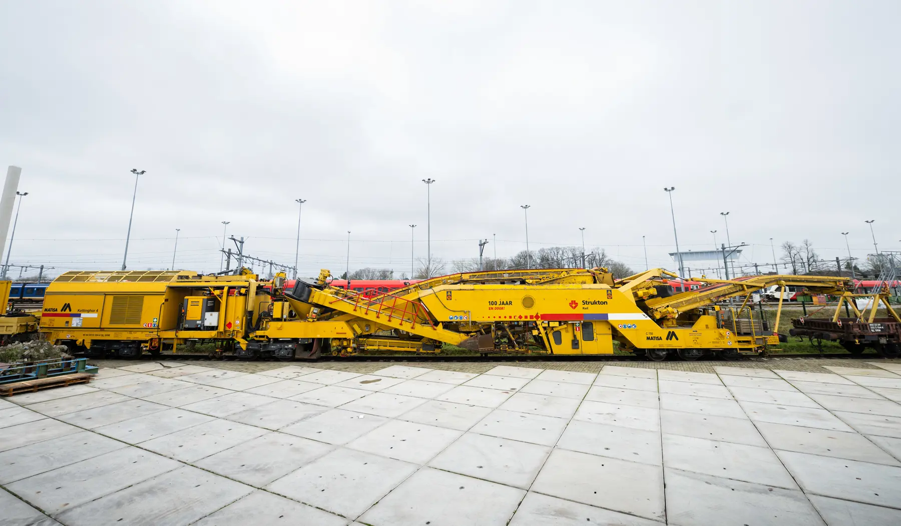 Kettinghor is een ballastvernieuwingstrein. Hij zeeft versleten- en te kleine ballast van de goede ballast.
