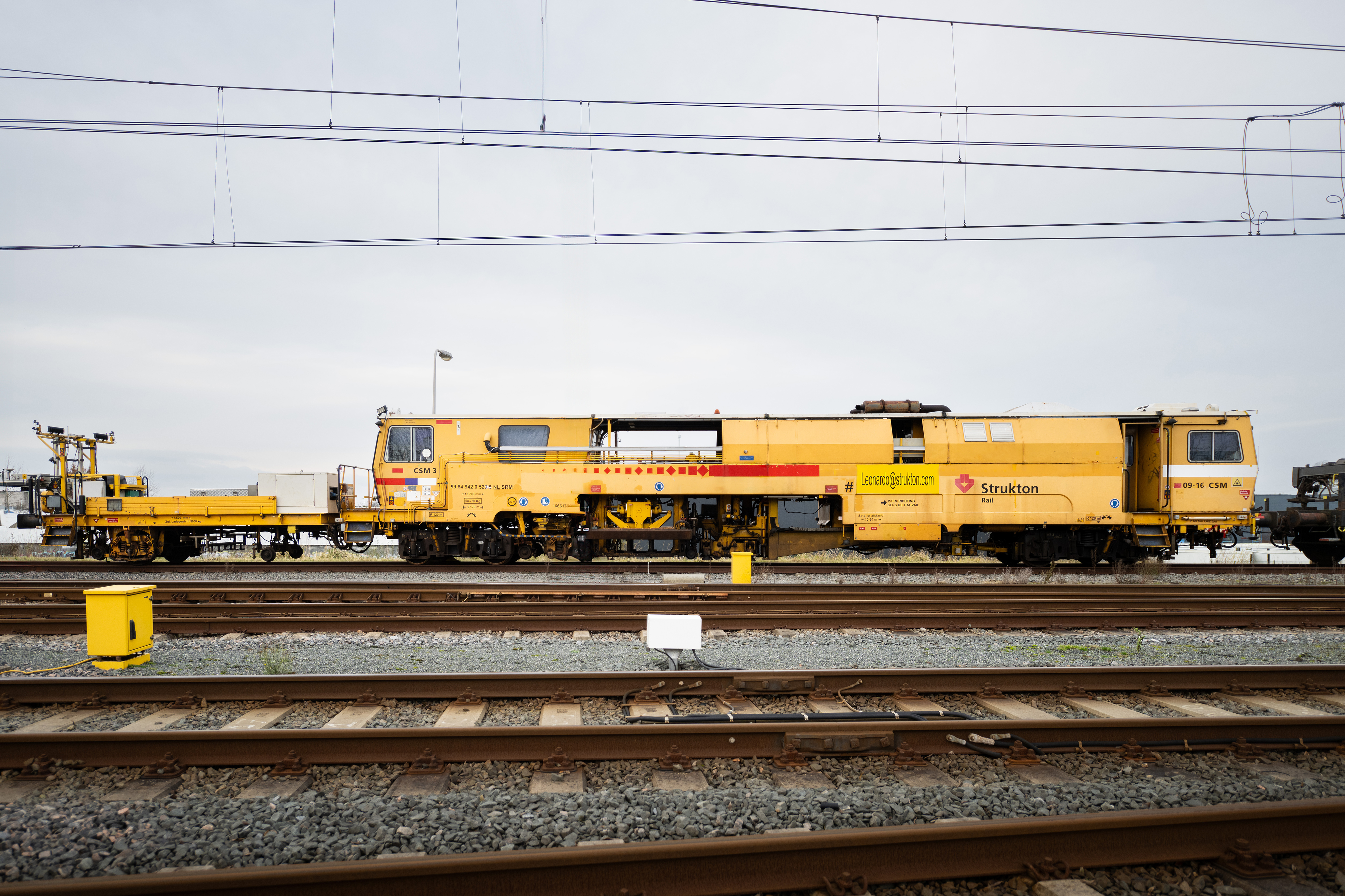 Meet- en inspectievoertuig. Deze werktrein rijdt door heel Nederland en kan allerlei zaken monitoren, bijvoorbeeld of het spoor nog goed vast zit. 