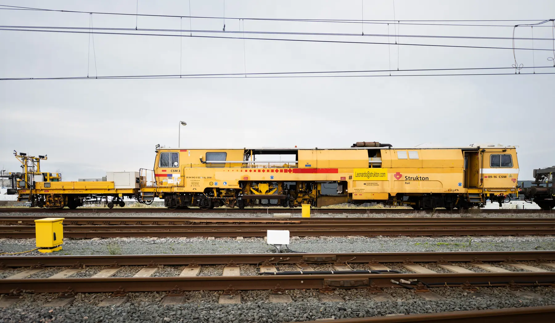 Meet- en inspectievoertuig. Deze werktrein rijdt door heel Nederland en kan allerlei zaken monitoren, bijvoorbeeld of het spoor nog goed vast zit.