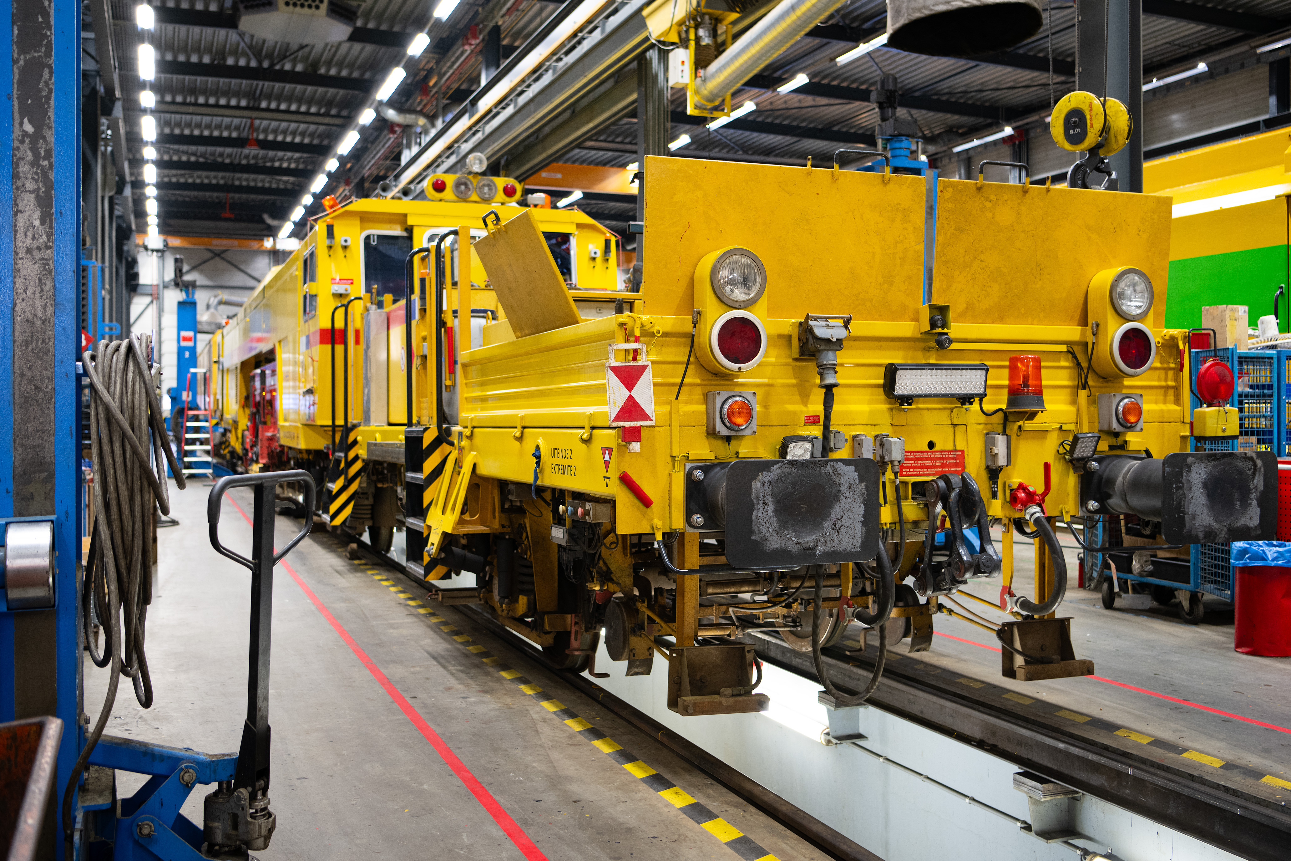 Continu Stop Machine (CSM) zorgt dat het spoor op de goede hoogte en breedte vast komt te liggen. 