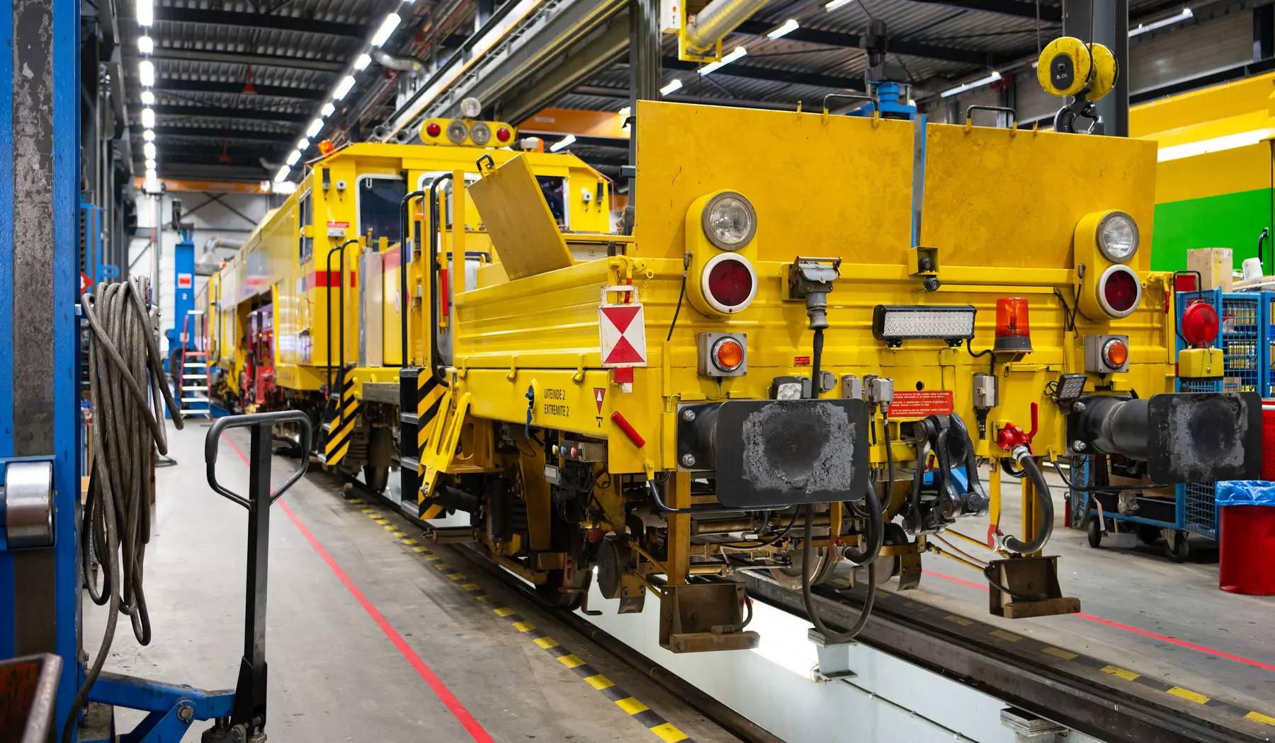 Continu Stop Machine (CSM) zorgt dat het spoor op de goede hoogte en breedte vast komt te liggen.