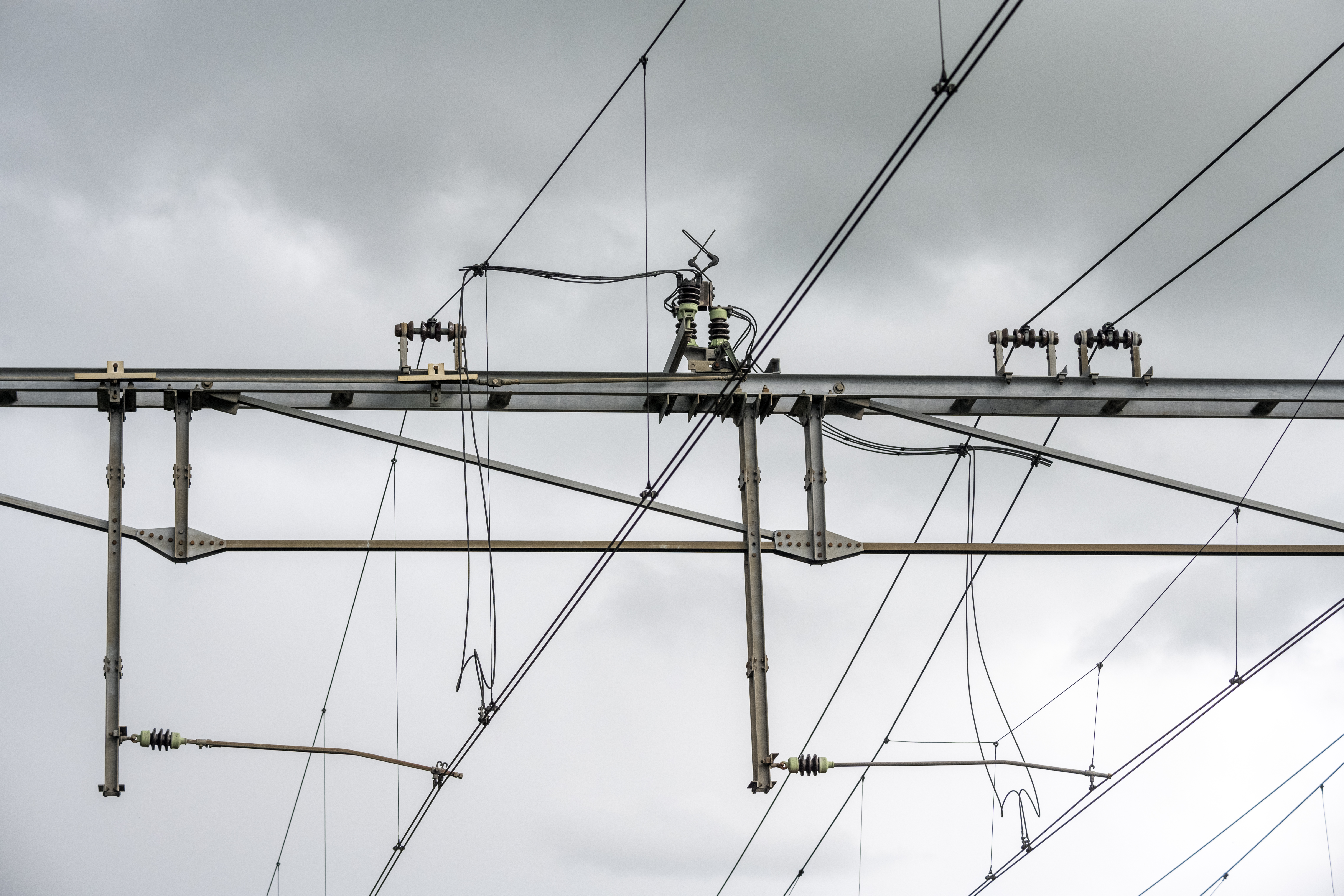 Vrachtwagen trekt bovenleiding Zevenbergen kapot - geen treinverkeer