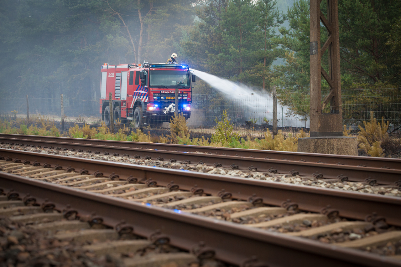 Een bermbrand naast het spoor