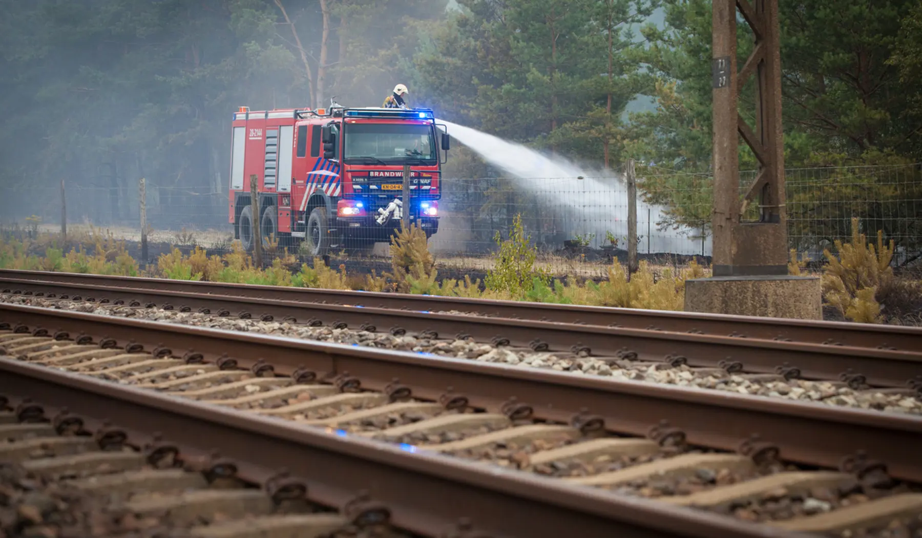Een bermbrand naast het spoor