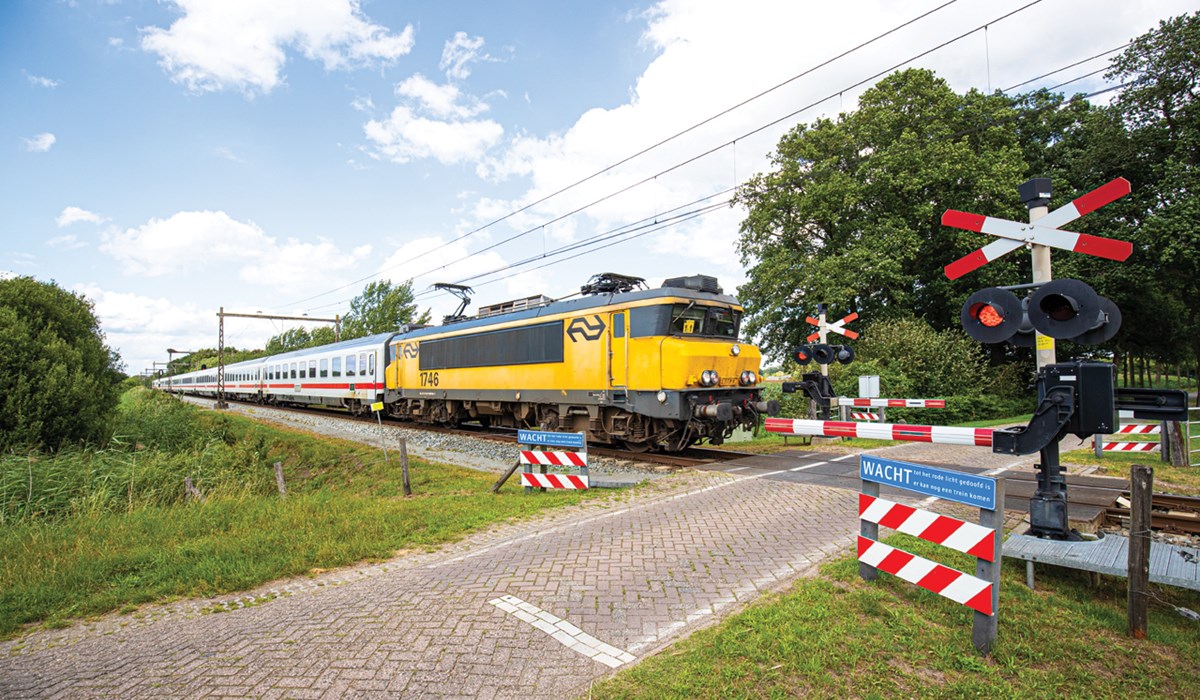 De Intercity naar Berlijn op een overweg bij Zwolle