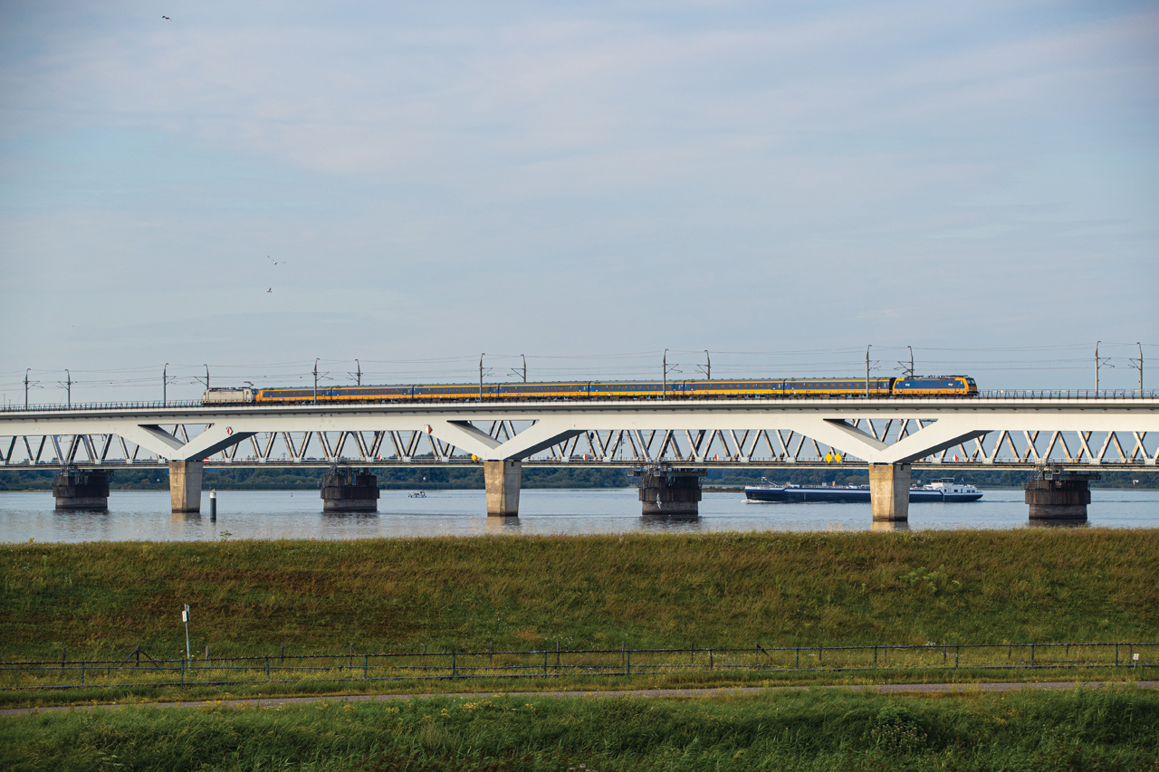 Internationale trein op spoorbrug Hollandsch Diep