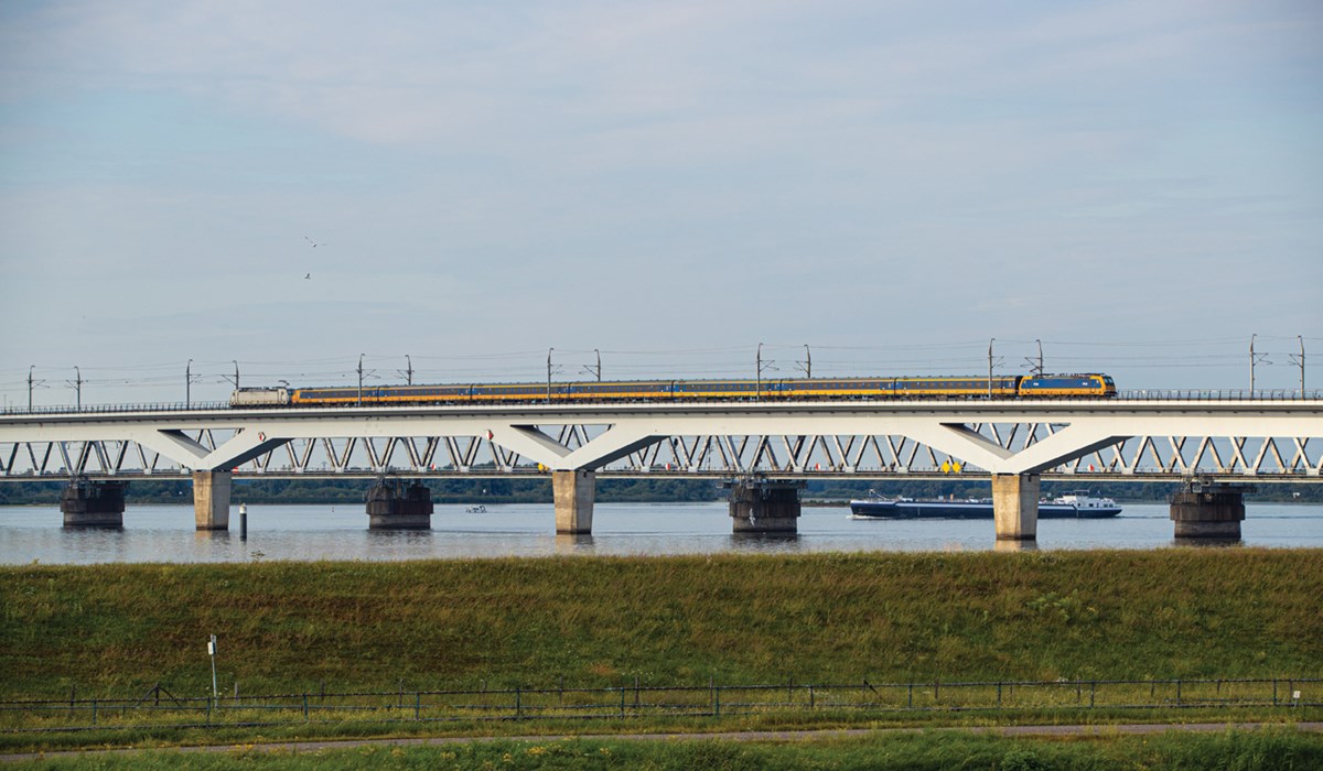 Internationale trein op spoorbrug Hollandsch Diep