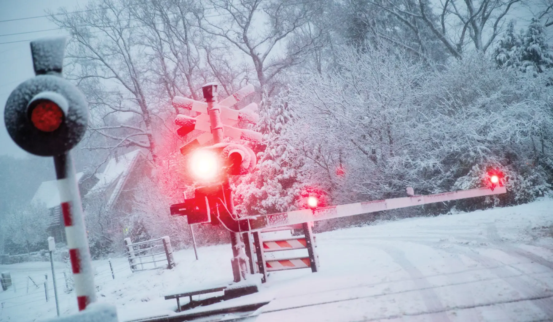 Een overweg in de sneeuw