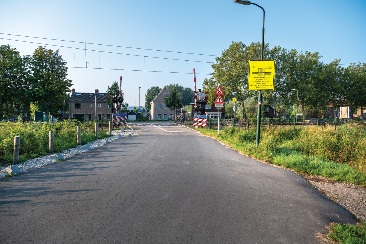 Tijdelijke afsluiting overweg Giessenzoom in Hardinxveld-Giessendam