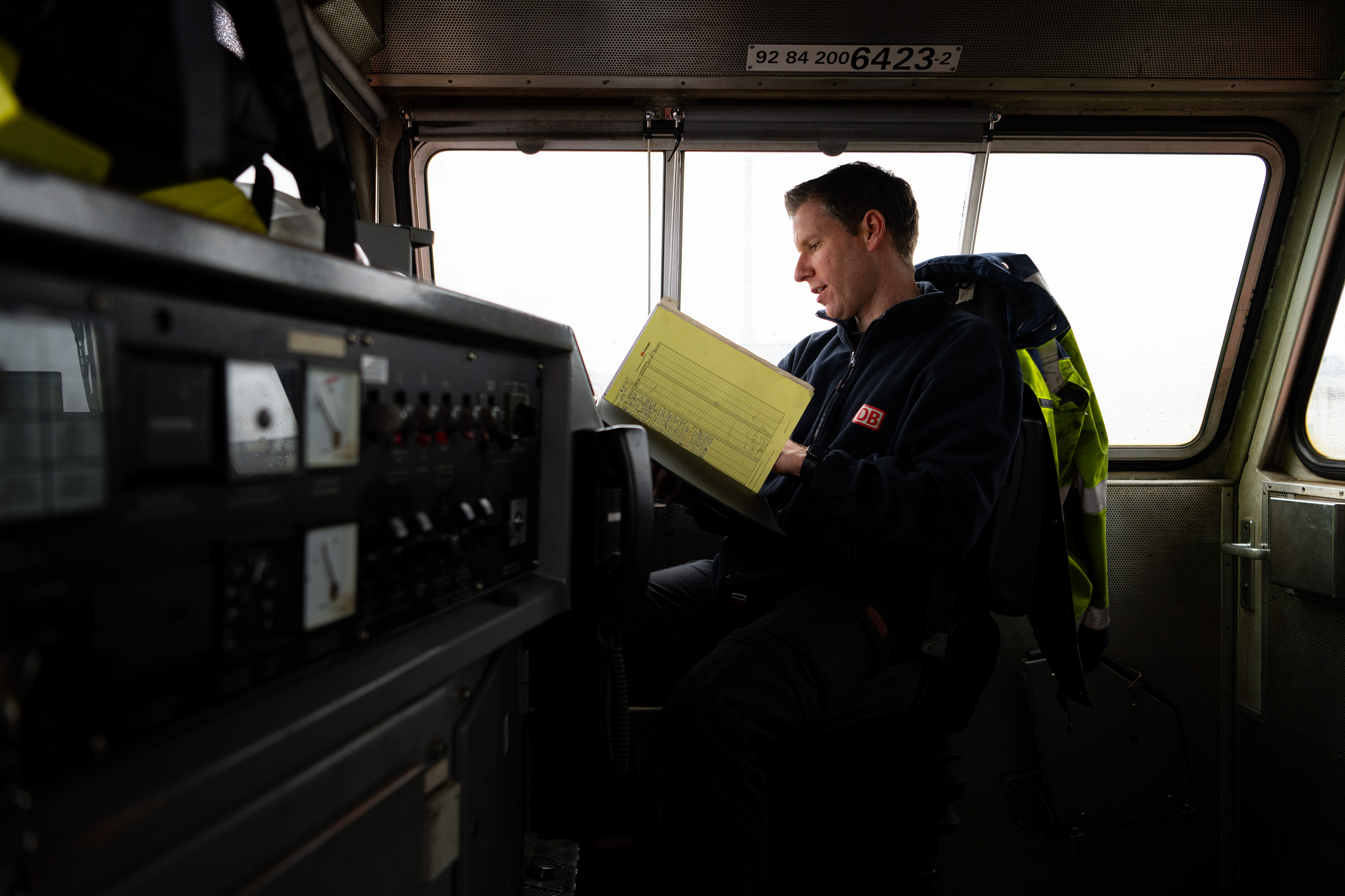 Voor vertrek checkt machinist Mark de map met informatie over de loc (locomotief) die hij bestuurt. Deze wordt namelijk elke 24 uur nagekeken.