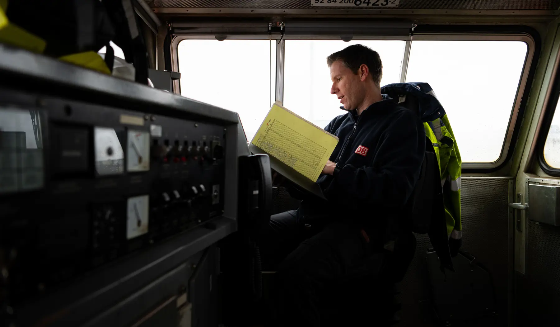 Voor vertrek checkt machinist Mark de map met informatie over de loc (locomotief) die hij bestuurt. Deze wordt namelijk elke 24 uur nagekeken.