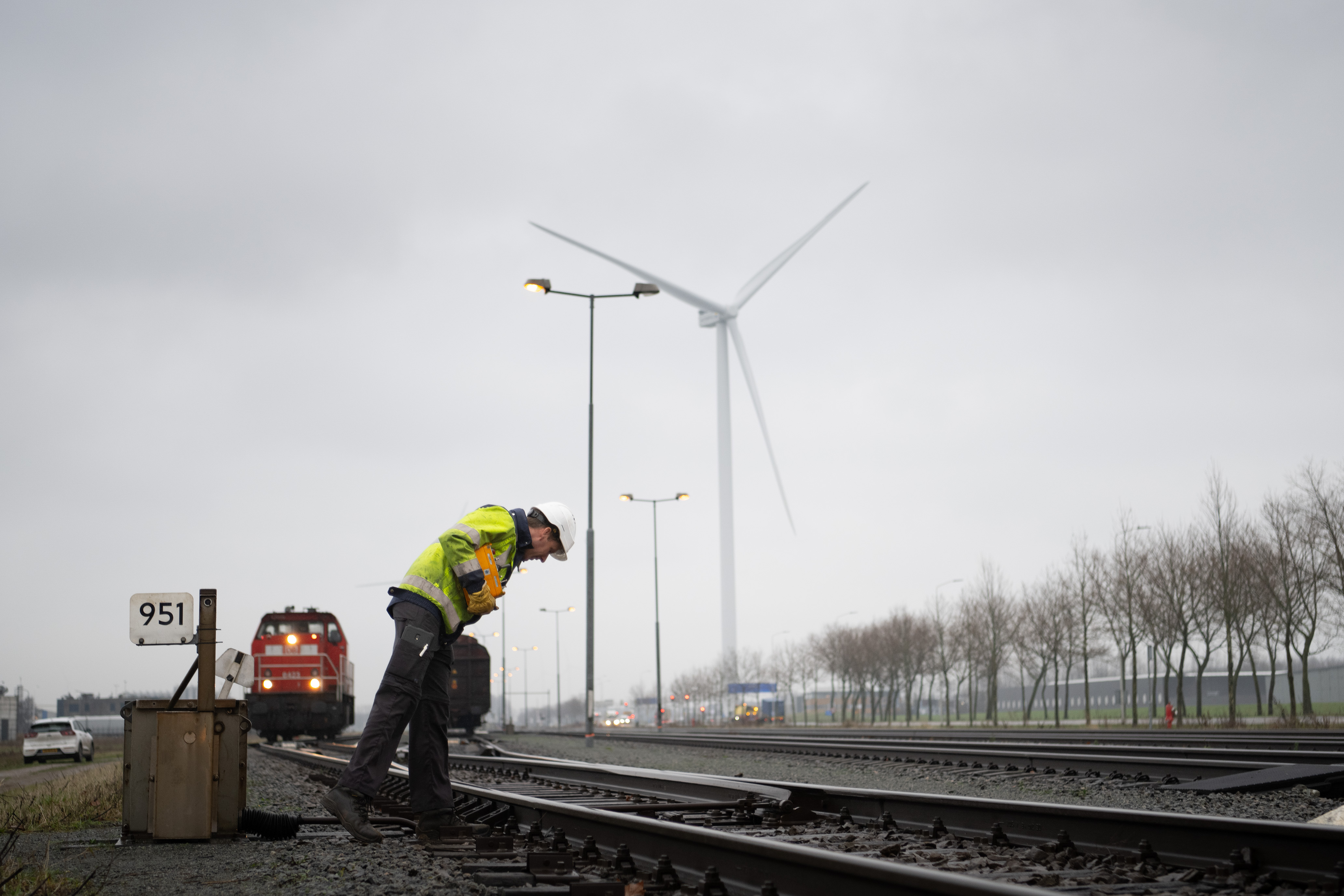 Voor vertrek checkt Mark of de wissels in de juiste positie liggen. Deze handbediende wissel kan hij omzetten met een druk op de knop van het kastje wat ernaast staat. Dit doet hij in overleg met de treinverkeersleider.