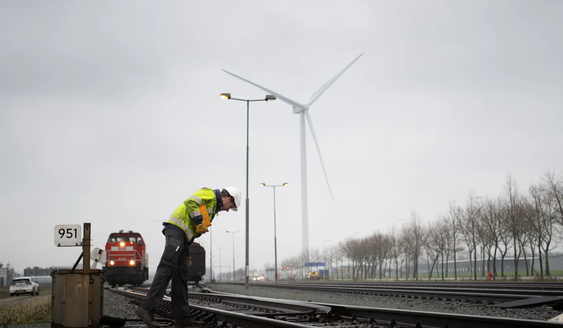 Voor vertrek checkt Mark of de wissels in de juiste positie liggen. Deze handbediende wissel kan hij omzetten met een druk op de knop van het kastje wat ernaast staat. Dit doet hij in overleg met de treinverkeersleider.