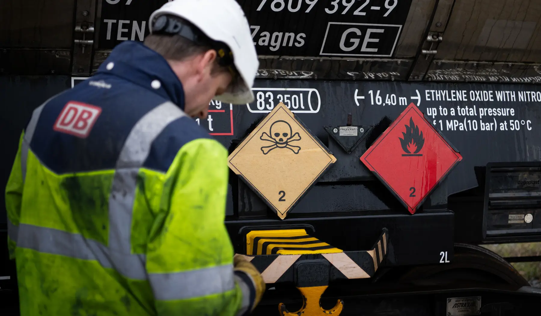 De wagons worden nagekeken. Hier wordt ruim de tijd voor genomen. Mark houdt een tablet vast met de informatie over de technische controle die eerder is uitgevoerd bij de klant. Ook kijkt hij het remwerk na.