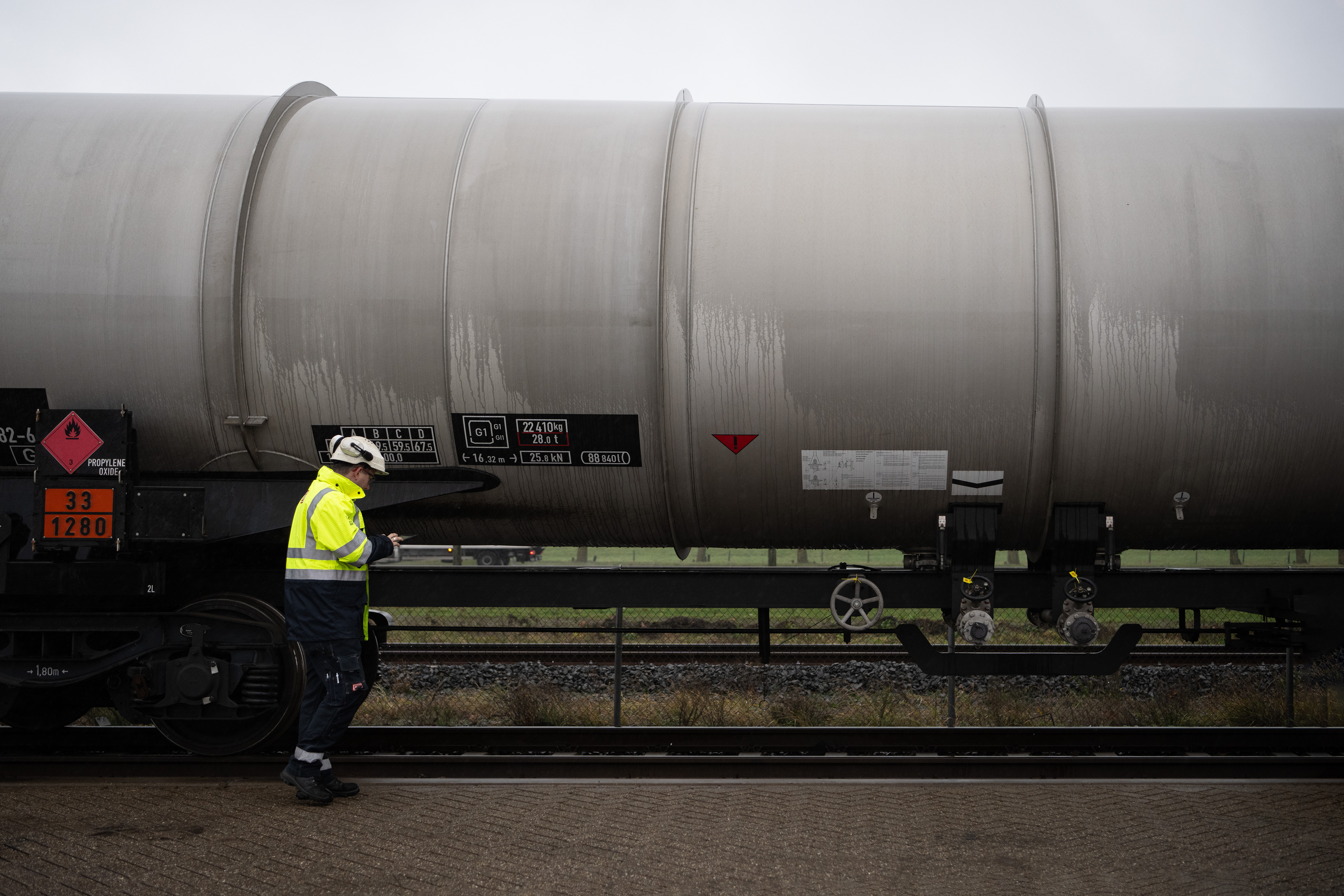 Remko bekijkt het remwerk en de technische staat van de trein. Ook controleert hij of de stickers op de wagons zijn bevestigd en of de afsluiters verzegeld zijn. Deze verzegeling is geplaatst door de klant. Ze geven de zekerheid dat de tank gecontroleerd en dicht zit. Ook kijkt hij of de wagennummers kloppen met de informatie die hij heeft gekregen en de inhoud van de wagons.