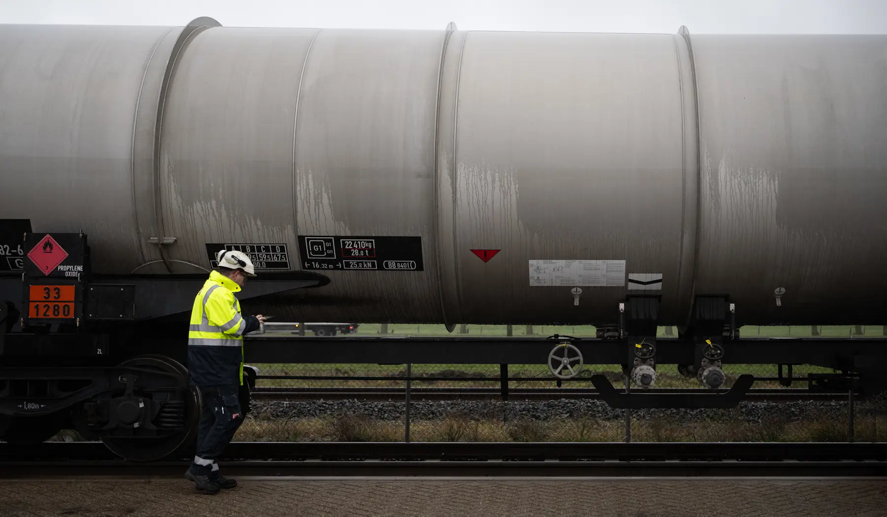 emko bekijkt het remwerk en de technische staat van de trein. Ook controleert hij of de stickers op de wagons zijn bevestigd en of de afsluiters verzegeld zijn. Deze verzegeling is geplaatst door de klant. Ze geven de zekerheid dat de tank gecontroleerd en dicht zit. Ook kijkt hij of de wagennummers kloppen met de informatie die hij heeft gekregen en de inhoud van de wagons.