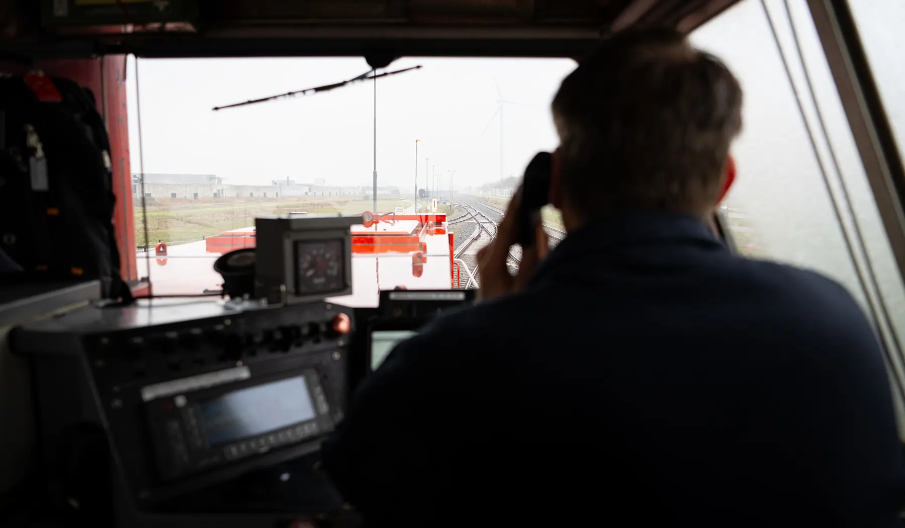 Mark heeft telefonisch toestemming van de treindienstleider om te vertrekken. Op zijn scherm staat onder andere informatie over de beremmingsstaat van de trein, oftewel hoe lang de remweg is. Dit is afhankelijk van de hoeveelheid wagons en de lading. Op basis hiervan wordt een maximale snelheid bepaald.