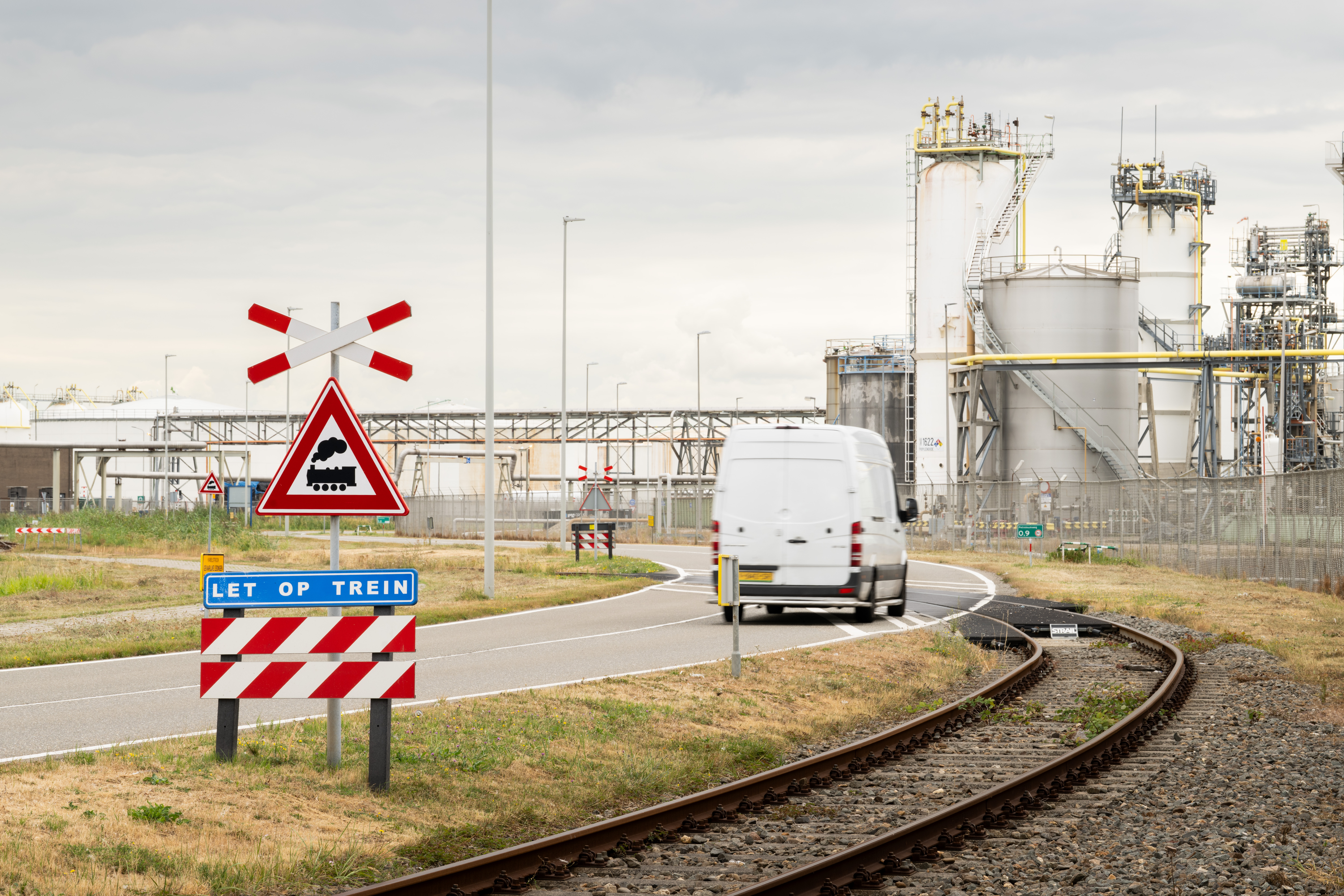 Onbeveiligde overwegen op een industrieterrein en bij een haven