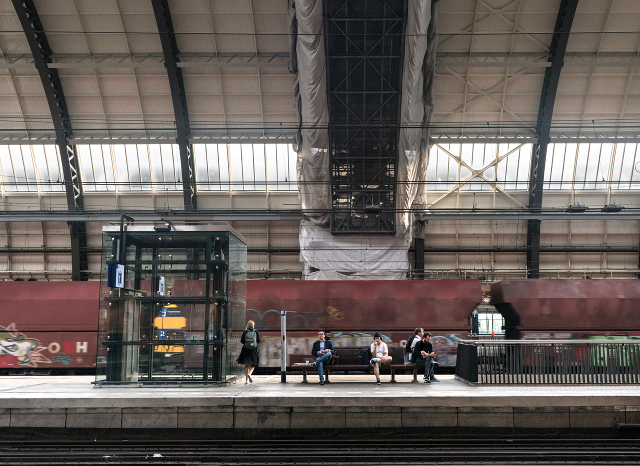 Voorbij rijdende goederentrein op Amsterdam Centraal