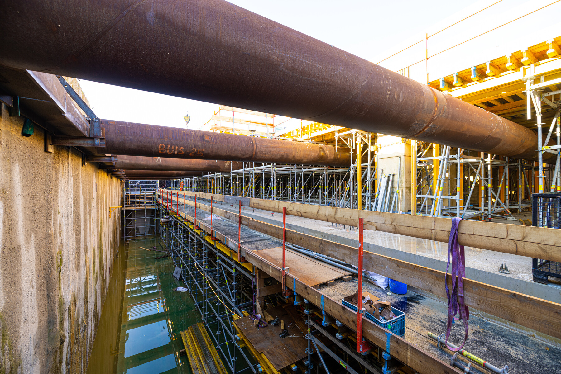 De verdiepingen in het eerste deel van de zuidelijke bouwkuip zijn goed zichtbaar.