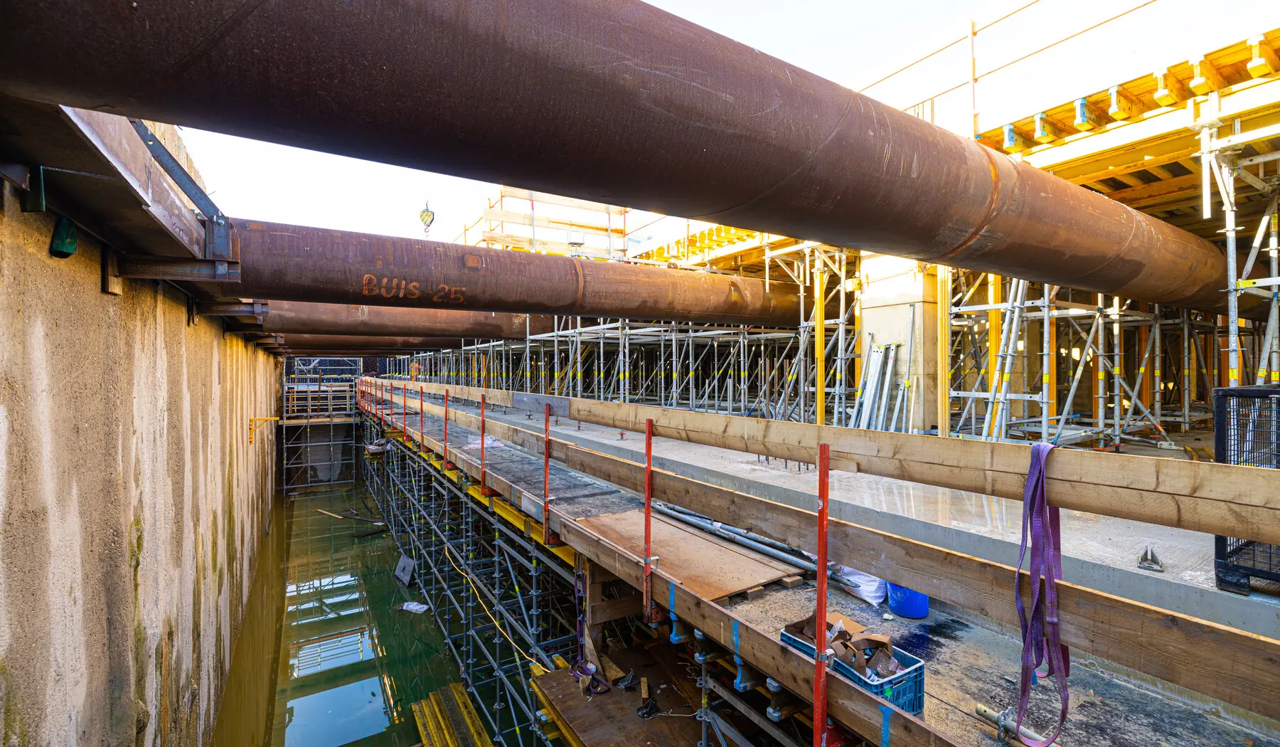 De verdiepingen in het eerste deel van de zuidelijke bouwkuip zijn goed zichtbaar.