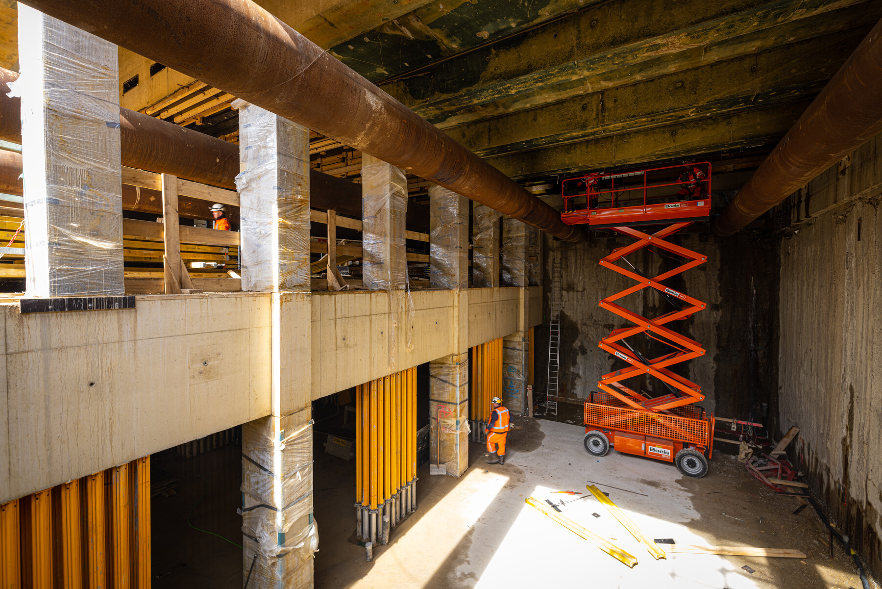 De verdiepingen in de zuidelijke bouwkuip; de gele palen dienen als tijdelijke ondersteuning