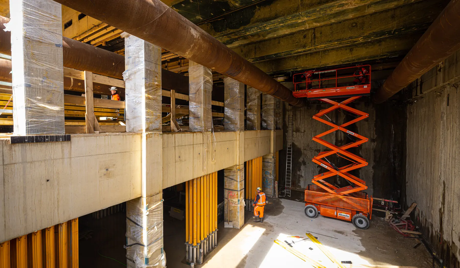 De verdiepingen in de zuidelijke bouwkuip; de gele palen dienen als tijdelijke ondersteuning