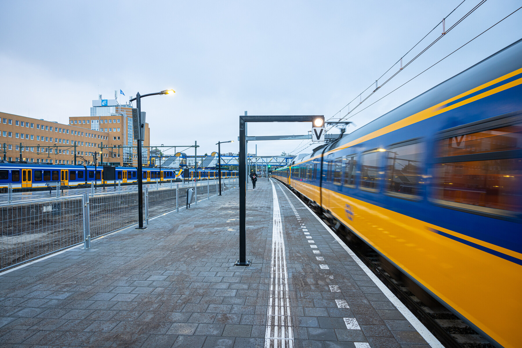 Vertrekkende trein vanaf het nieuwe perron