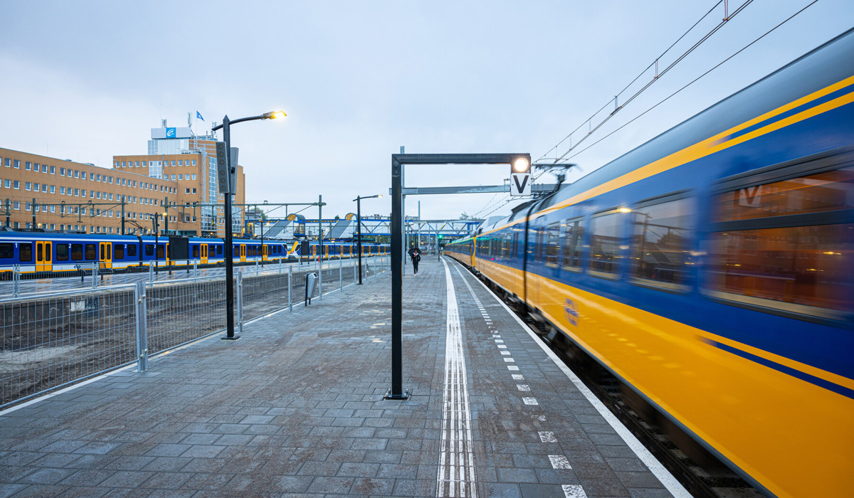 Vertrekkende trein vanaf het nieuwe perron