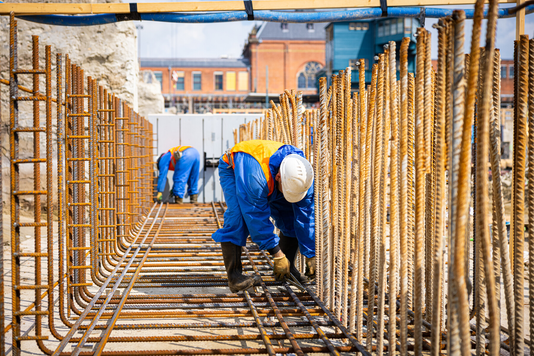  Het vlechten van de wapening aan de westzijde van de diepwand
