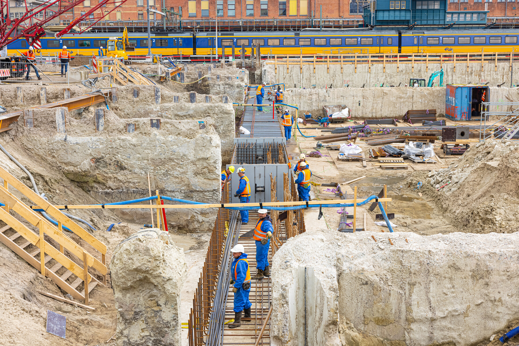 De deksloof in wording; de eerste contouren van de balk worden zichtbaar. 