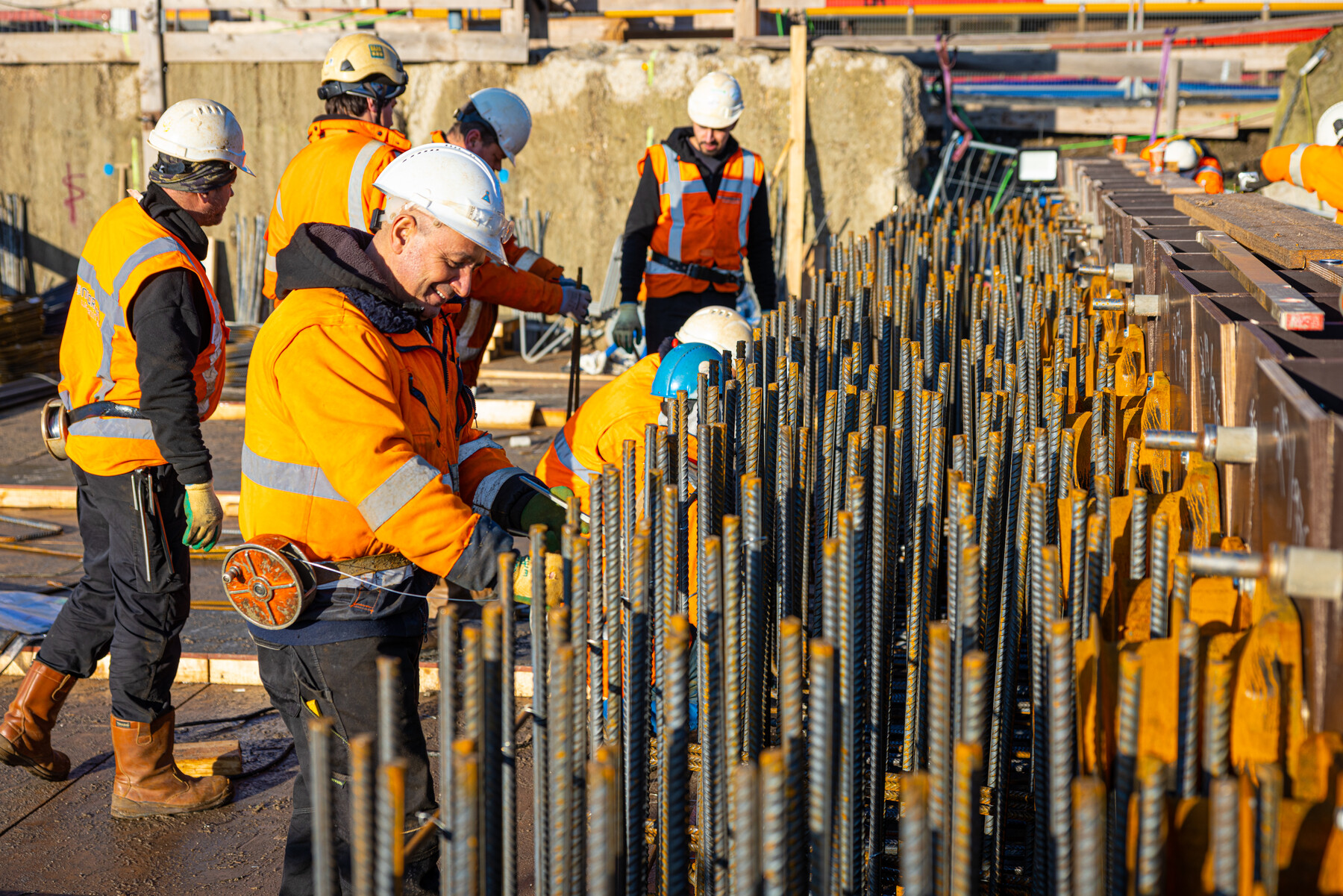 Het vlechten van de wapening voor de koppen van het spoordek.