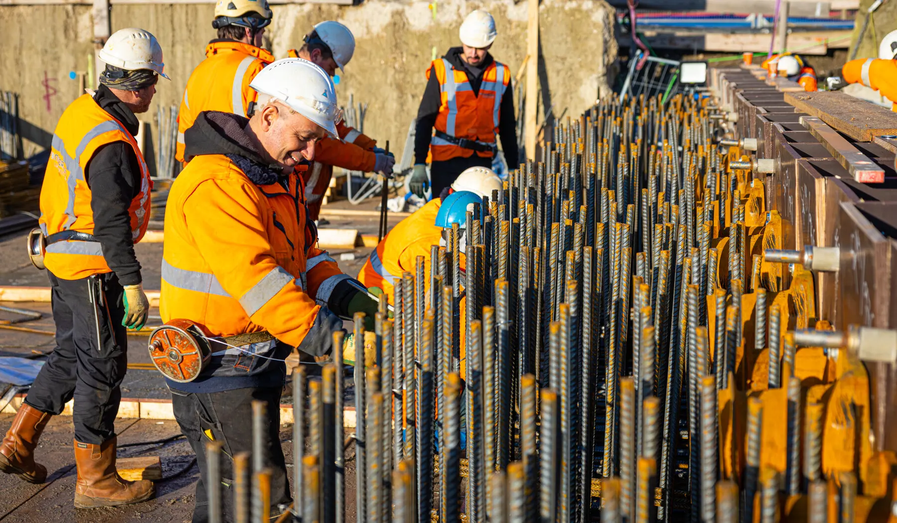 Het vlechten van de wapening voor de koppen van het spoordek.