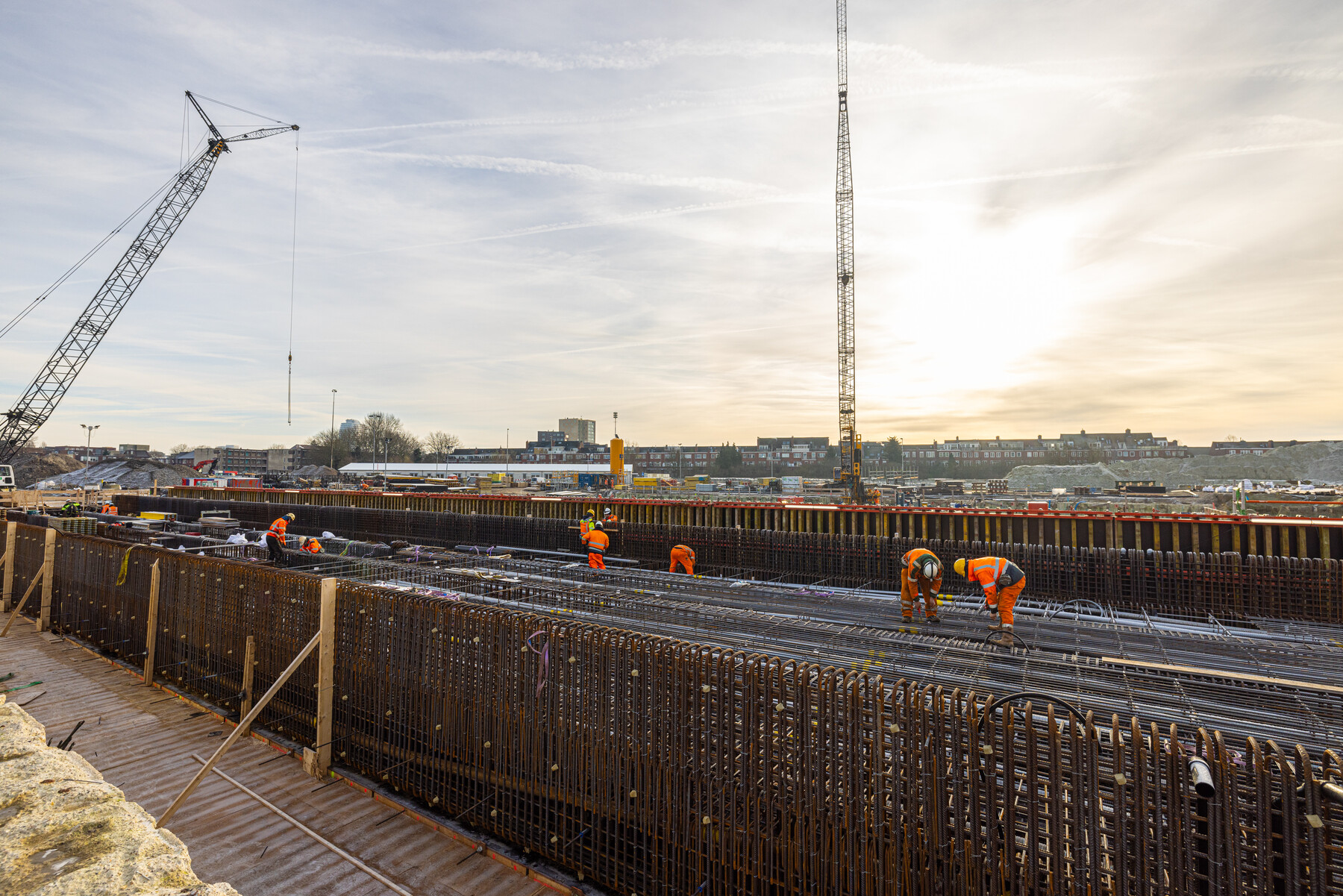 Vlechters aan het werk met de wapening van het spoordek