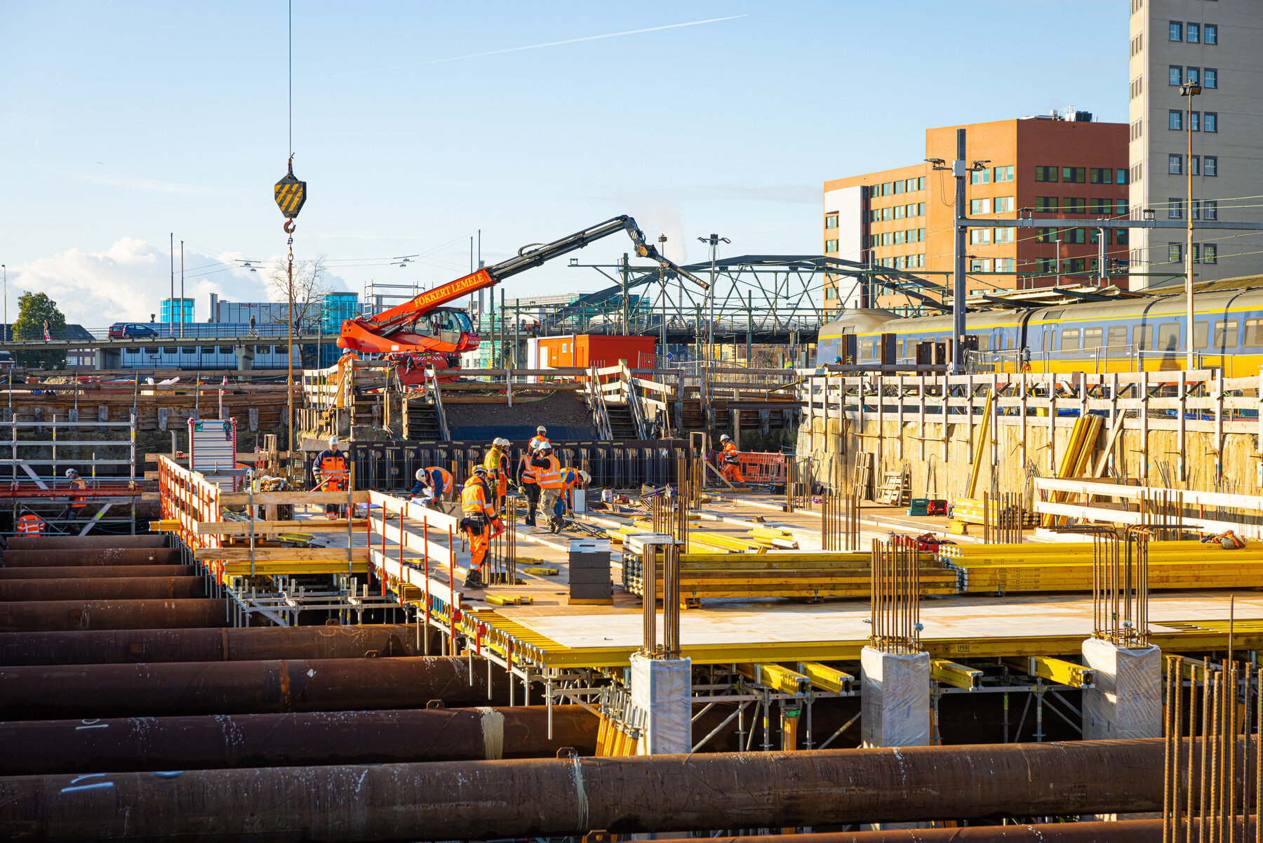 Er wordt bekisting aangebracht om straks met de wapening van het spoordek te kunnen starten. 