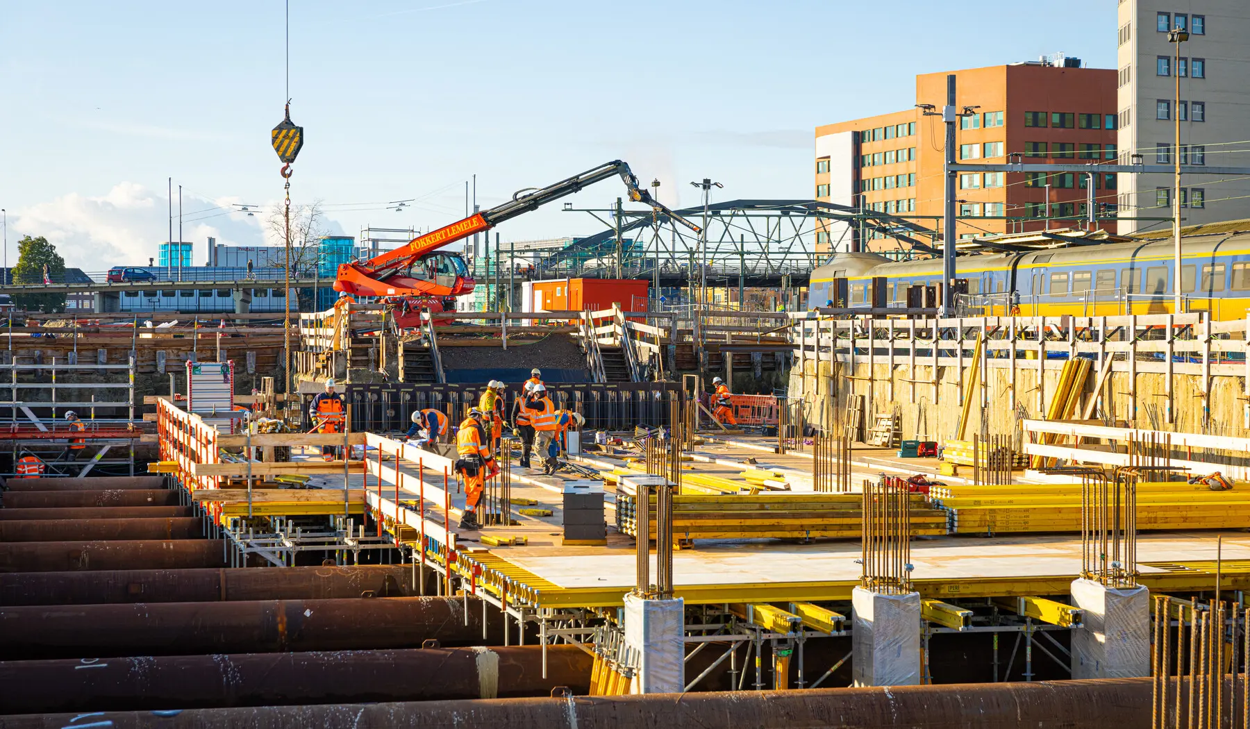 Er wordt bekisting aangebracht om straks met de wapening van het spoordek te kunnen starten.