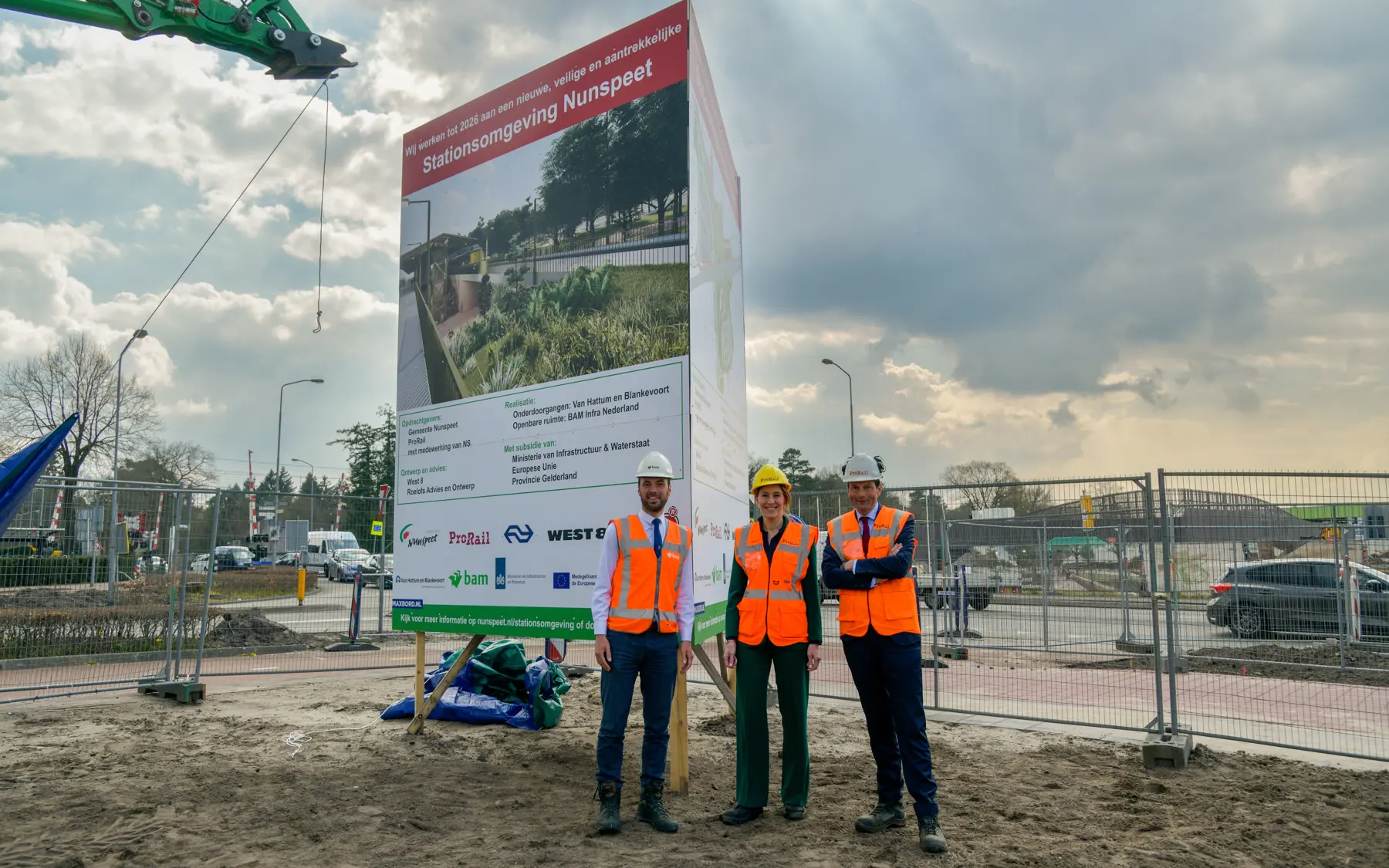 Danou Veenhof (regiodirecteur ProRail), Maarten Haverkamp, (regiodirecteur NS) en Mark van de Bunte (wethouder gemeente Nunspeet) onthullen het bouwbord