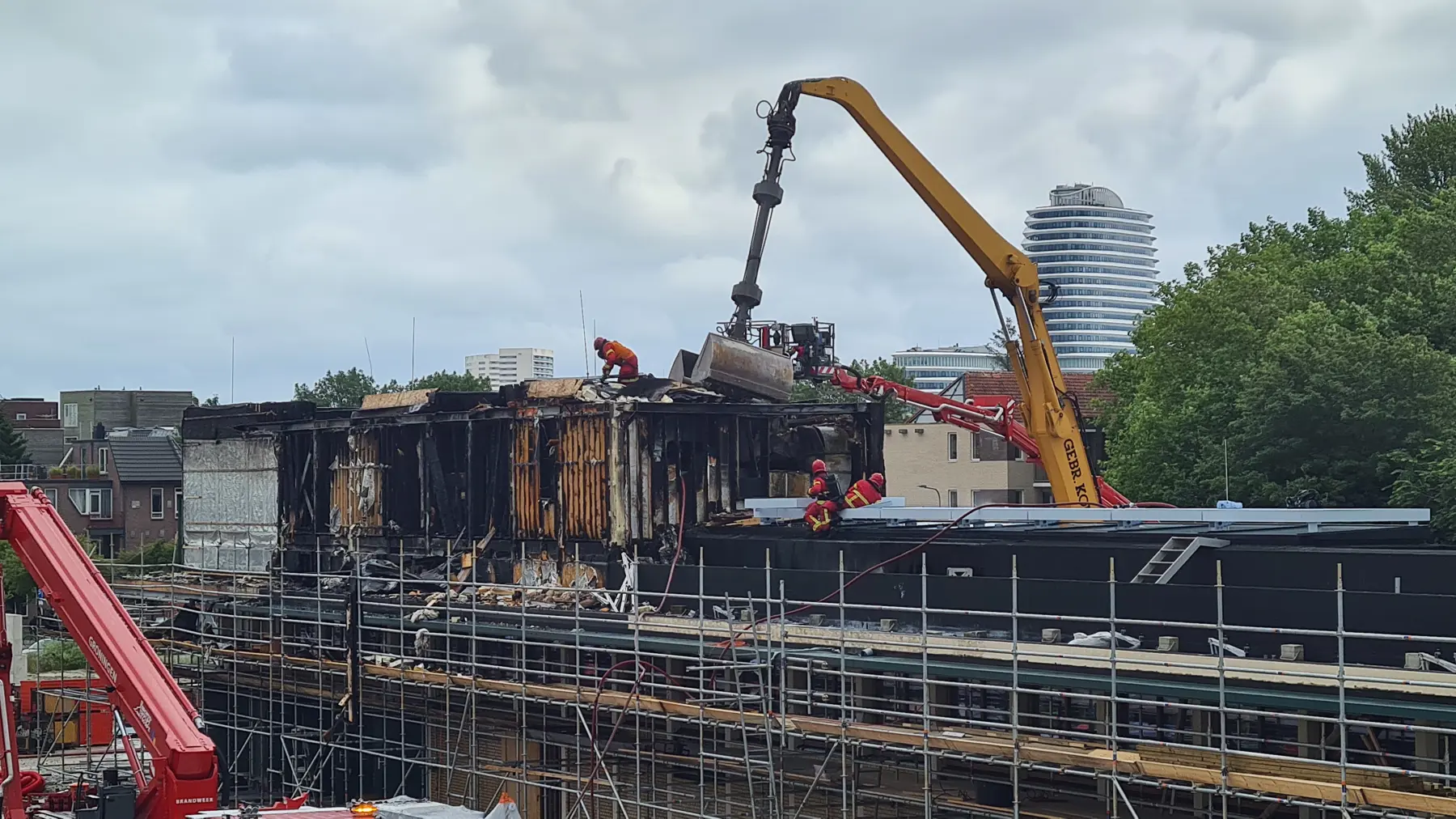 Deze foto is genomen toen de brand vrijwel onder controle was en de brandweer op het dak kon komen