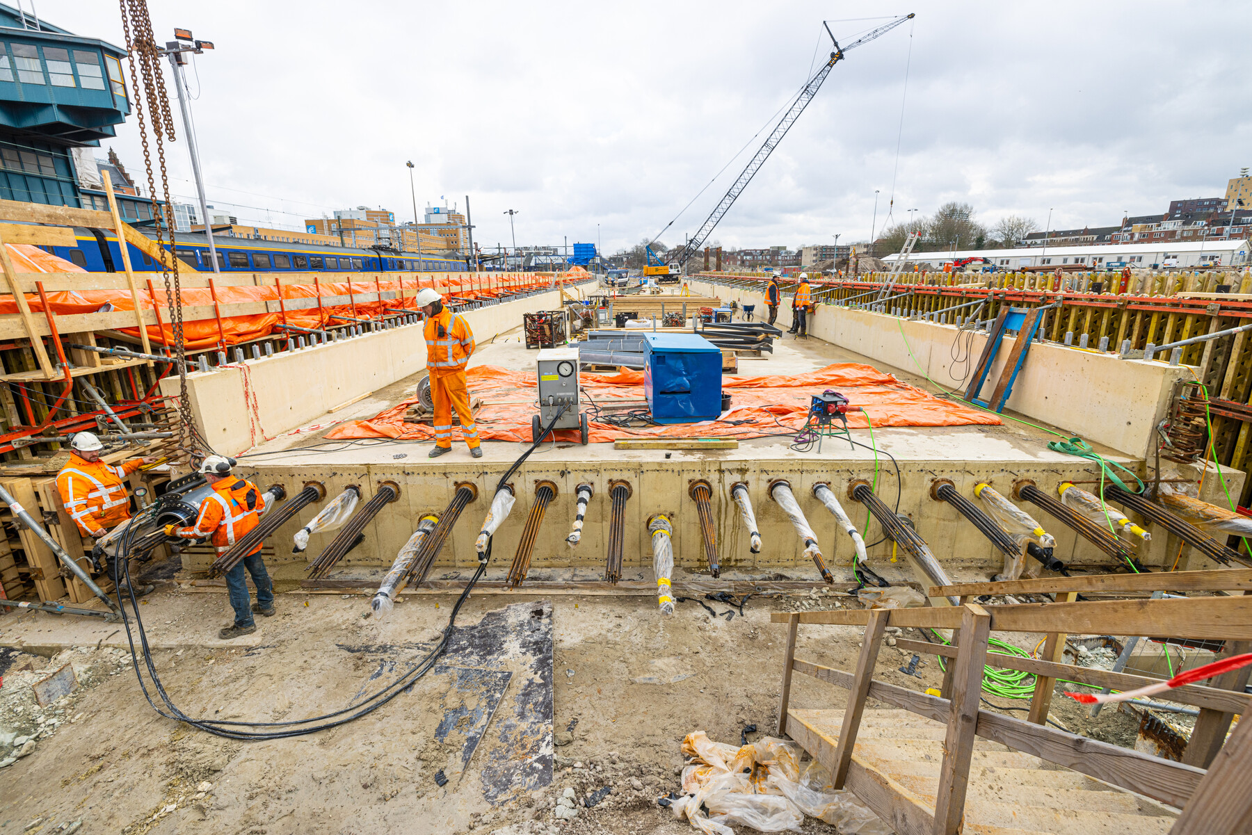  Een deel van de wapening van het spoordek wordt op spanning gezet. Dit zorgt voor extra stevigheid van het dek, waardoor het een hogere belasting dragen