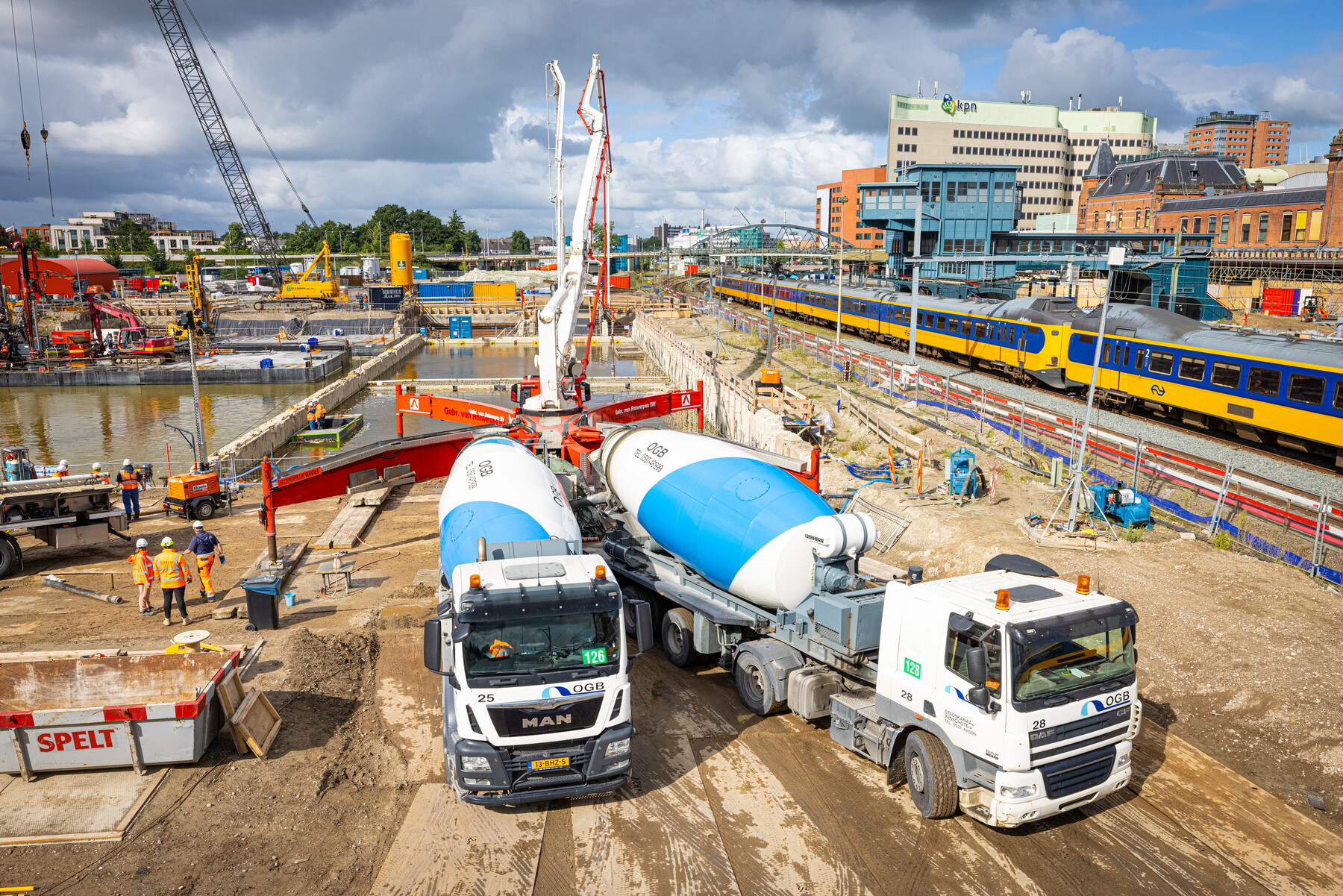 Het beton kwam met vrachtwagens aan op de bouwplaats