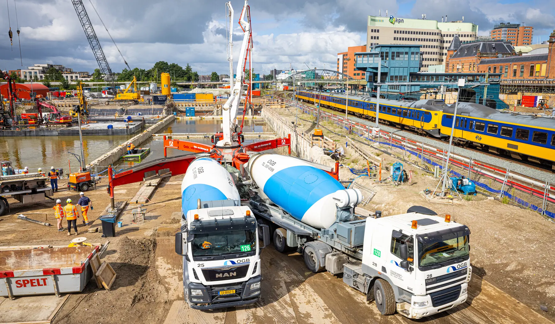 Het beton kwam met vrachtwagens aan op de bouwplaats