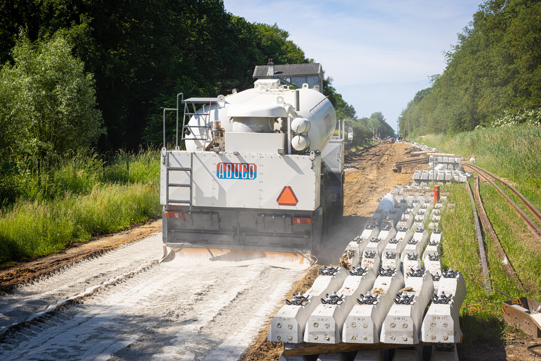 Voor het krijgen van een stevige ondergrond en goede afwatering in Markelo is kalkstabilisatie toegepast: hier brengt een machine de kalk aan op de vooraf op hoogte gebrachte grond