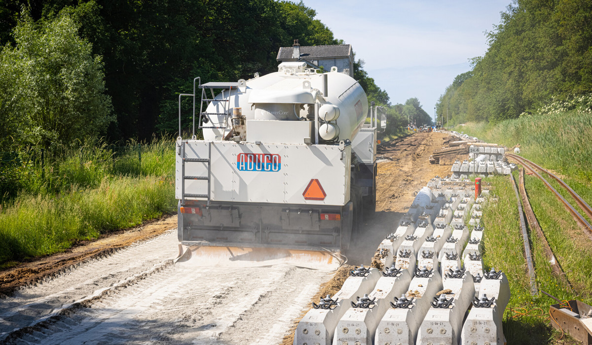Voor het krijgen van een stevige ondergrond en goede afwatering in Markelo is kalkstabilisatie toegepast: hier brengt een machine de kalk aan op de vooraf op hoogte gebrachte grond
