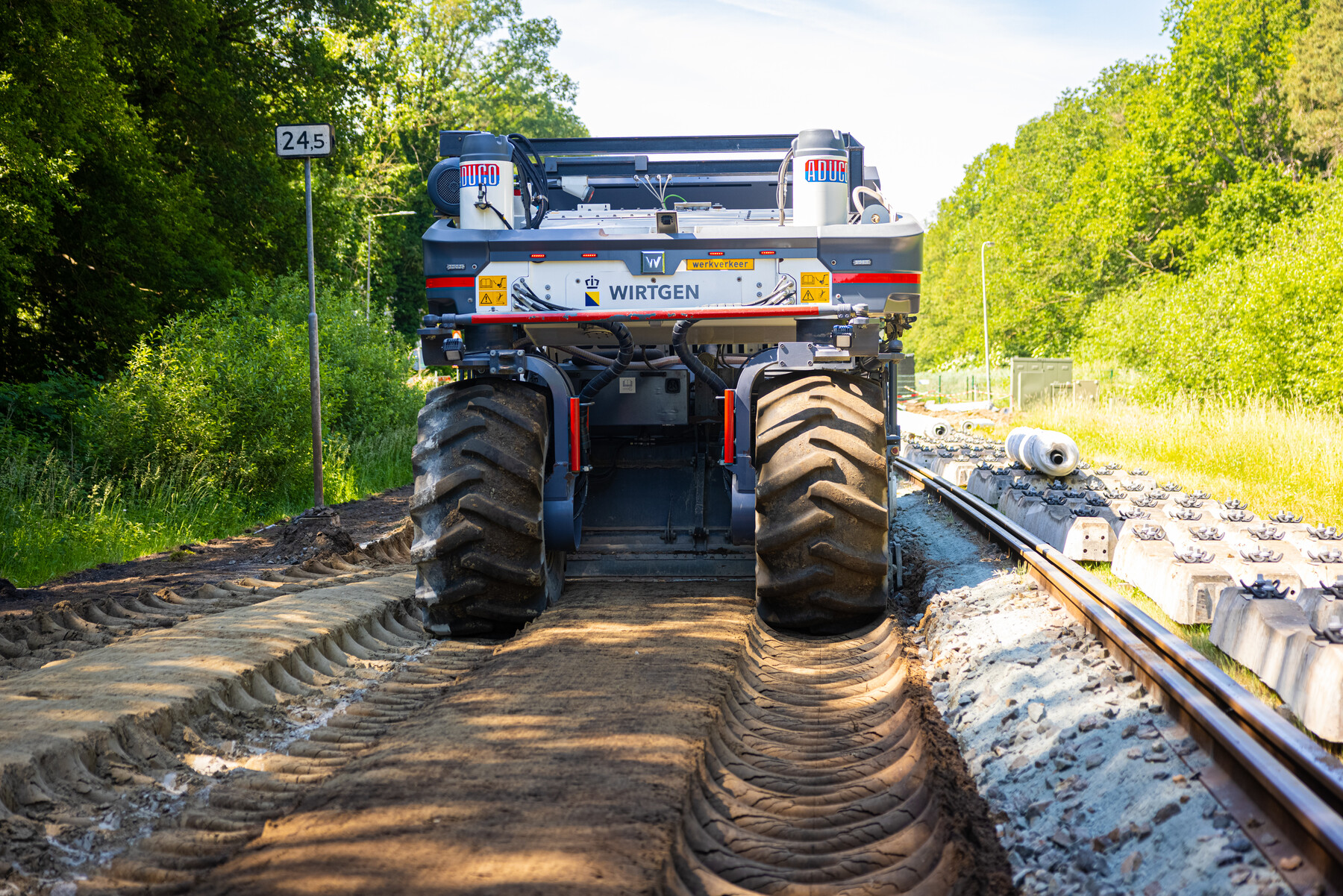 Deze machine freest het kalk door de bestaande kleigrond